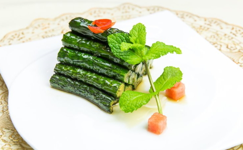 如何自制減肥湯 黃瓜金針菇湯的做法 如何自制黃瓜金針菇湯
