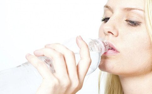 飯後喝水有助減肥 但你得這樣喝 飯後喝水可以減肥嗎 飯後怎麼喝水可以減肥 水喝太多有什麼危害