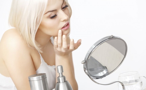 節食減肥容易導致缺鈣 可以補鈣的食物 容易長痘痘的原因是什麼 節食減肥的危害有哪些 可以補鈣的食物有哪些