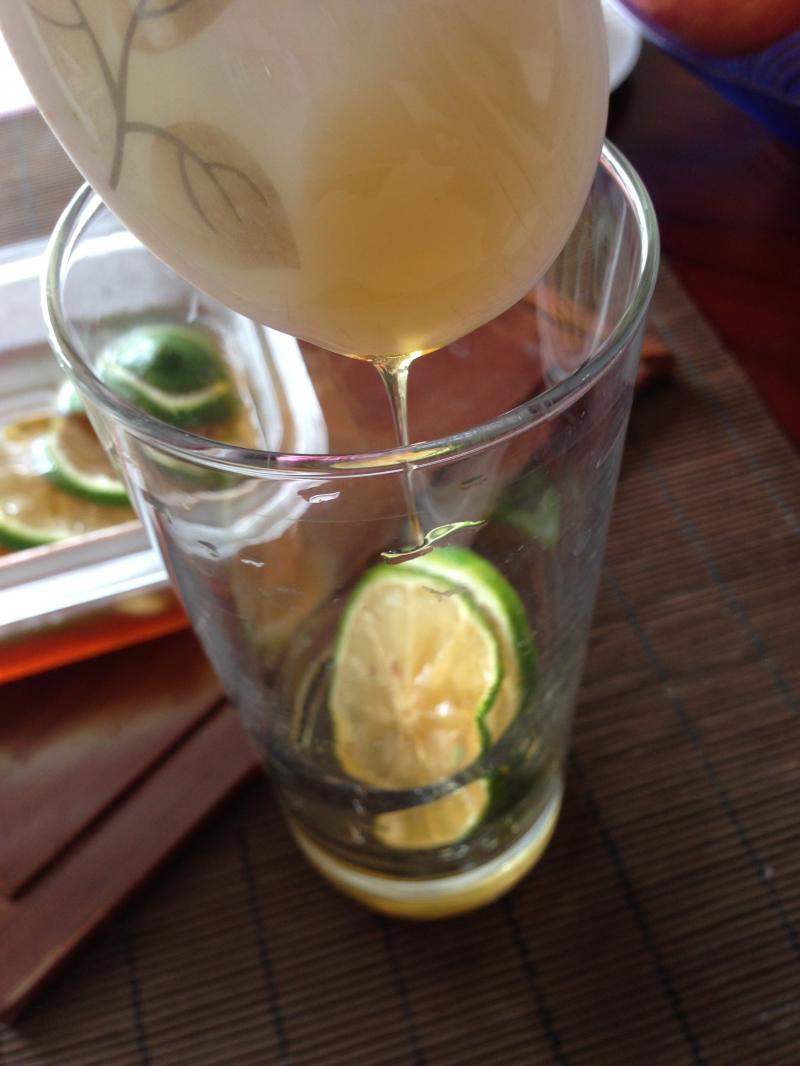 【蜂蜜檸檬水】----去暑減肥美白等多重功效飲品的做法步驟：6