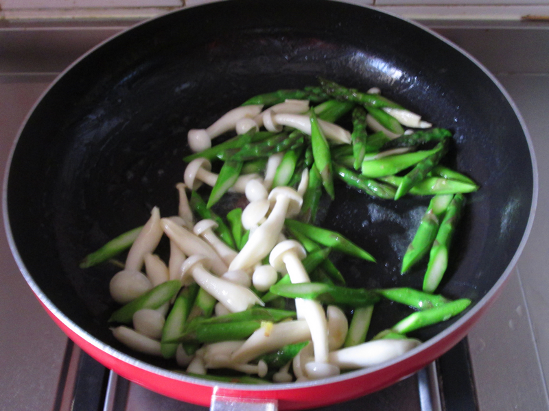 蘆筍白玉菇的做法步驟：10
