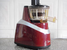 【西芹黃瓜汁】--- 女性專屬的減肥、美容飲品（美的搾汁機試用報告三）的做法步驟：3