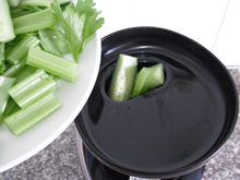 【西芹黃瓜汁】--- 女性專屬的減肥、美容飲品（美的搾汁機試用報告三）的做法步驟：4