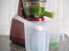 【西芹黃瓜汁】--- 女性專屬的減肥、美容飲品（美的搾汁機試用報告三）的做法步驟：6