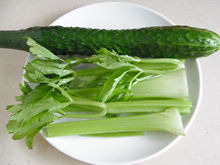 【西芹黃瓜汁】--- 女性專屬的減肥、美容飲品（美的搾汁機試用報告三）的做法步驟：1