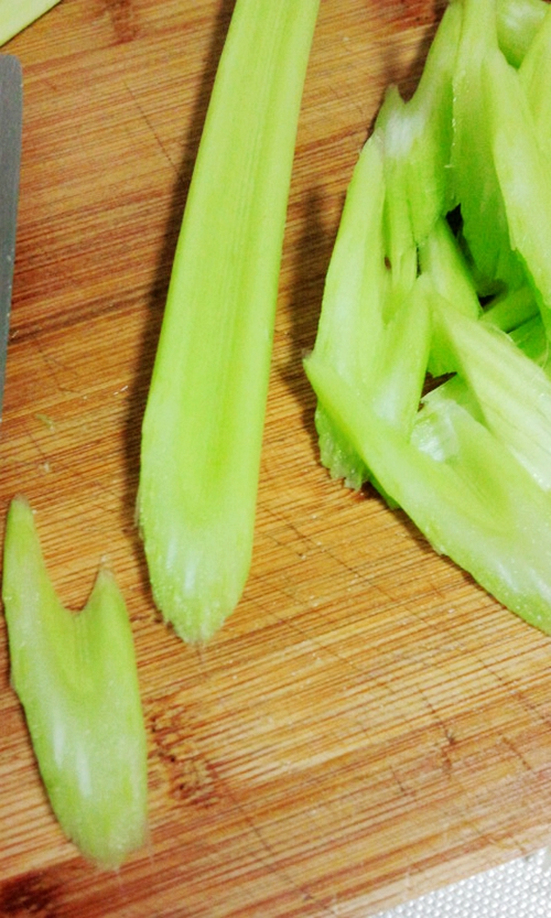 西芹炒百合的做法步驟：4