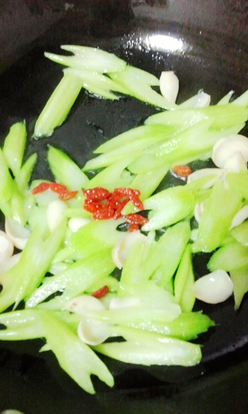 西芹炒百合的做法步驟：8