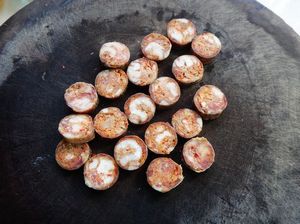 臘腸炒山筍的做法步驟：1