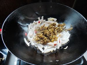 雪菜炒魔芋的做法步驟：6