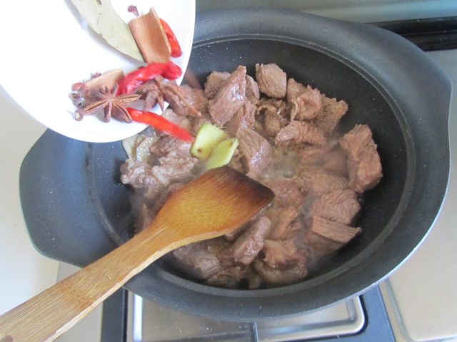 牛肉燒花菜的做法步驟：4