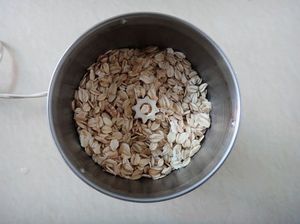 簡單做，健康吃——蔥花雞蛋燕麥餅的做法步驟：1