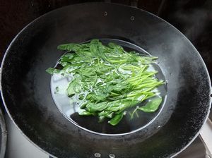 豆芽炒菠菜的做法步驟：2