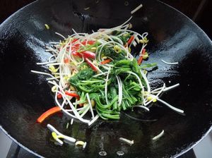 豆芽炒菠菜的做法步驟：5