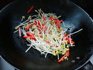 豆芽炒菠菜的做法步驟：4