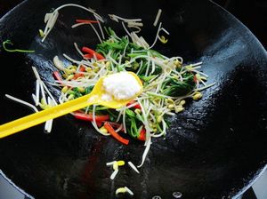 豆芽炒菠菜的做法步驟：6