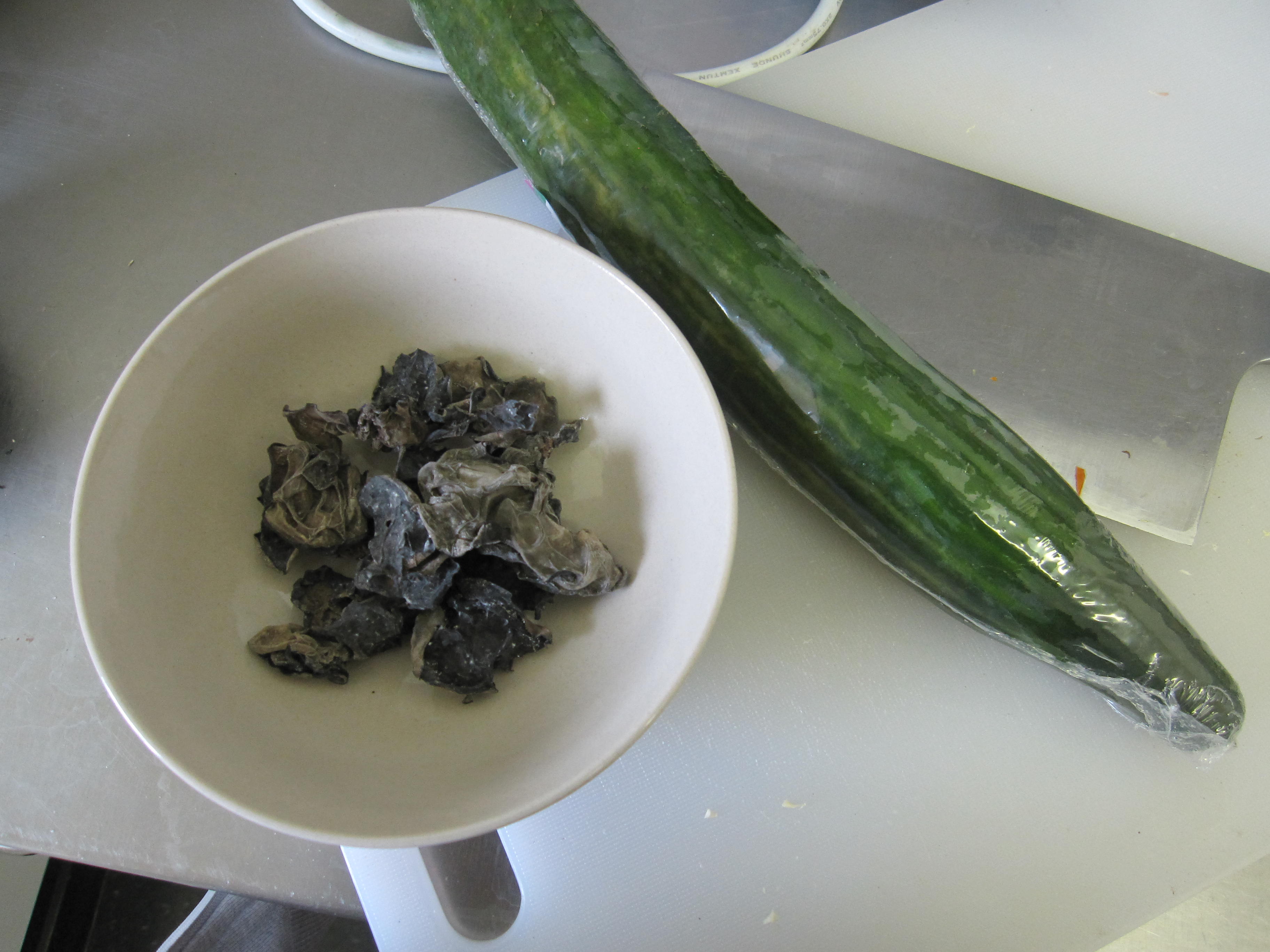 【脆拌黑木耳】夏日涼菜的做法步驟：1