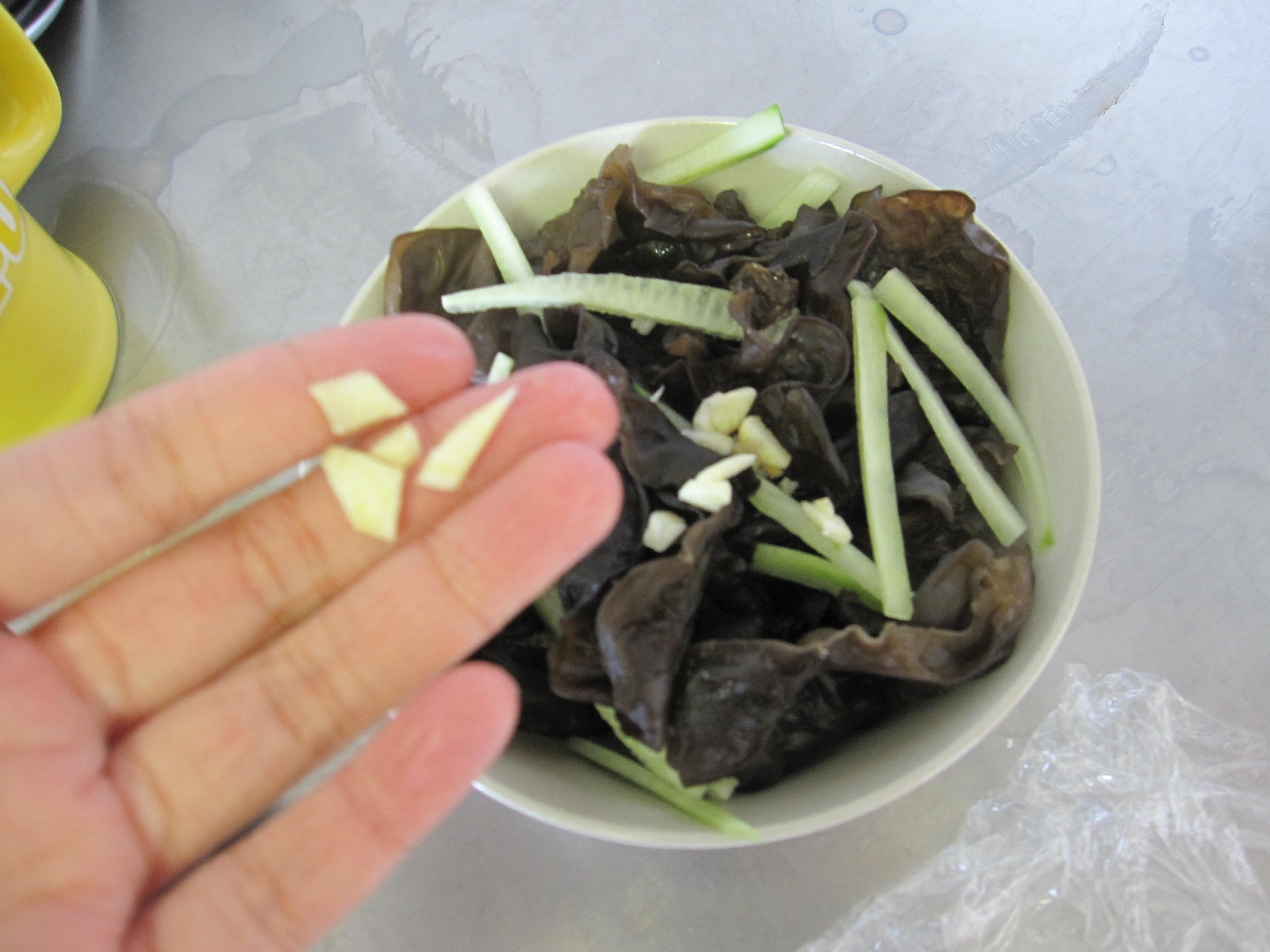 【脆拌黑木耳】夏日涼菜的做法步驟：7