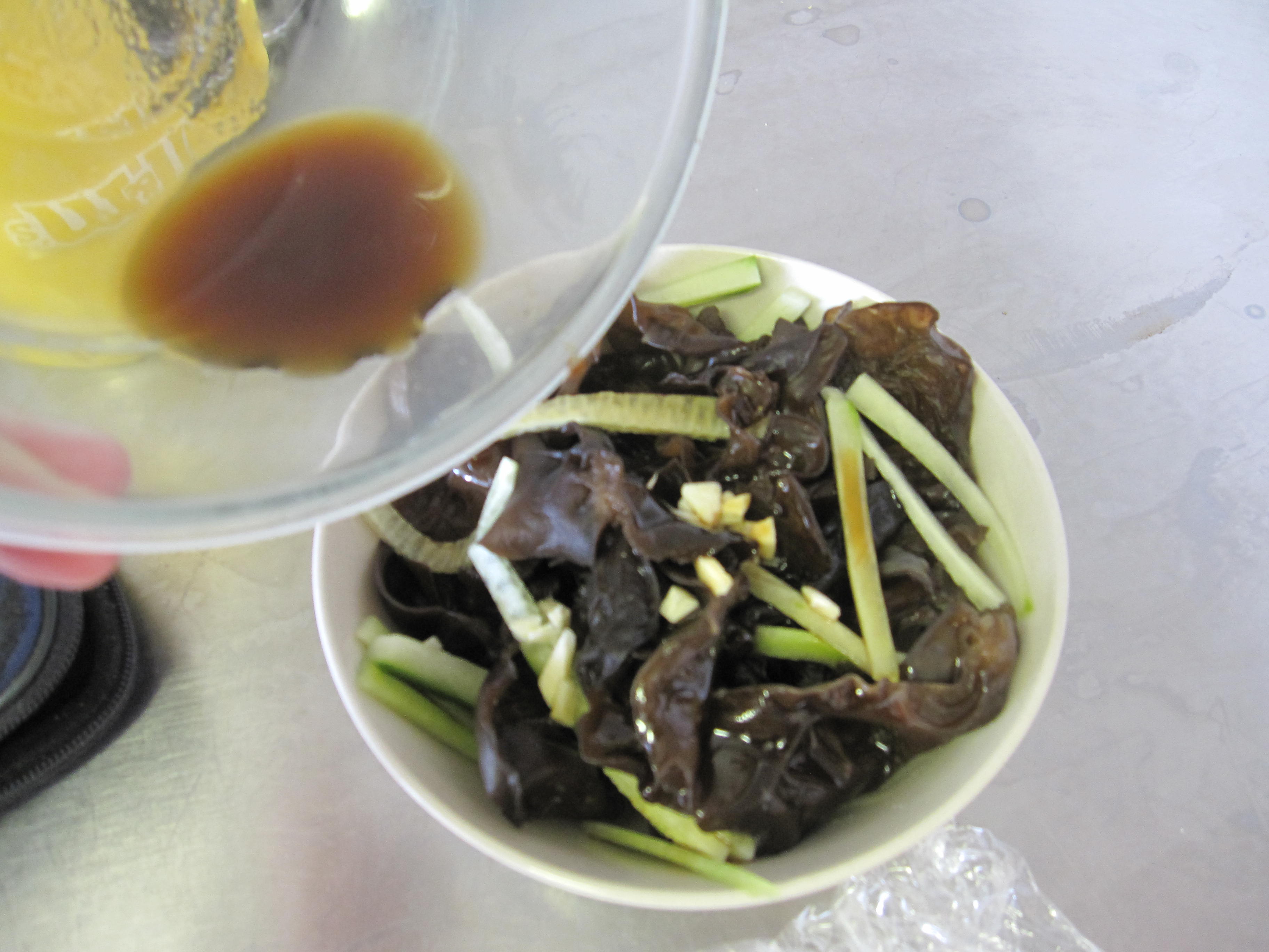 【脆拌黑木耳】夏日涼菜的做法步驟：9