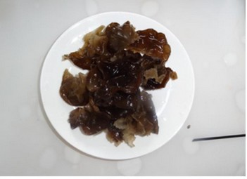 排毒養顏纖體的家常小菜——山藥炒木耳的做法步驟：2