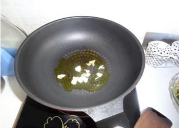 排毒養顏纖體的家常小菜——山藥炒木耳的做法步驟：4