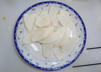 排毒養顏纖體的家常小菜——山藥炒木耳的做法步驟：3