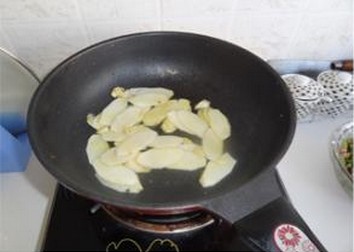 排毒養顏纖體的家常小菜——山藥炒木耳的做法步驟：5