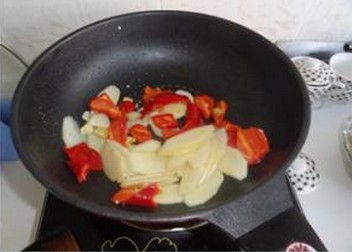 排毒養顏纖體的家常小菜——山藥炒木耳的做法步驟：6