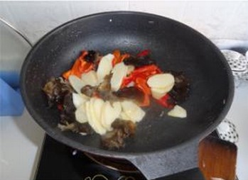 排毒養顏纖體的家常小菜——山藥炒木耳的做法步驟：7