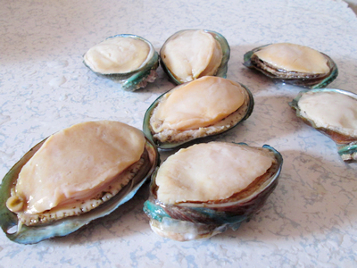 蒜蓉粉絲蒸鮑魚的做法步驟：1