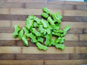 核桃香煸苦瓜的做法步驟：2