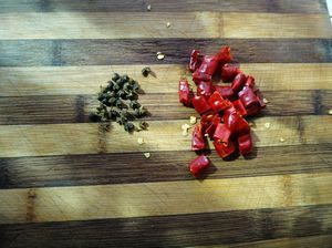 核桃香煸苦瓜的做法步驟：3