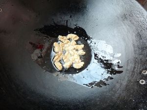 核桃香煸苦瓜的做法步驟：4