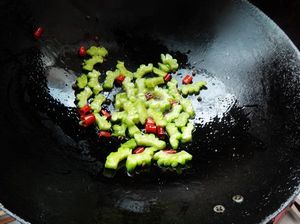 核桃香煸苦瓜的做法步驟：6
