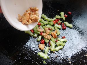 核桃香煸苦瓜的做法步驟：8