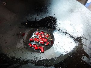 核桃香煸苦瓜的做法步驟：5