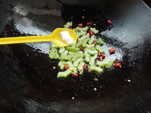 核桃香煸苦瓜的做法步驟：7