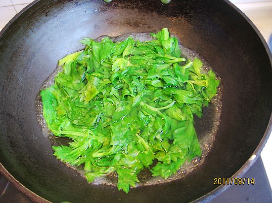 芹葉炒黃豆的做法步驟：2
