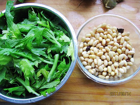 芹葉炒黃豆的做法步驟：1
