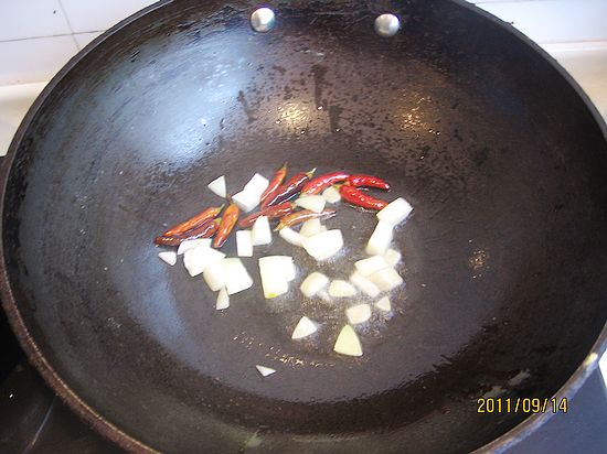 芹葉炒黃豆的做法步驟：6