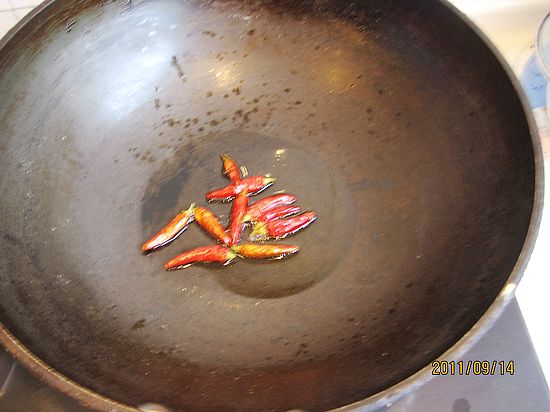 芹葉炒黃豆的做法步驟：5