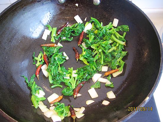 芹葉炒黃豆的做法步驟：7