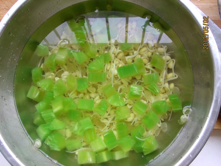 黃豆芽拌莴筍丁的做法步驟：5