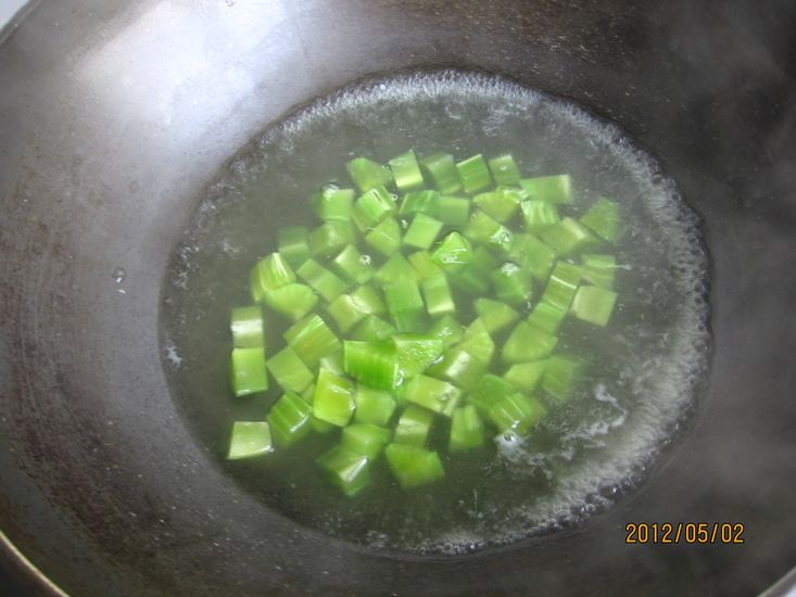 黃豆芽拌莴筍丁的做法步驟：4