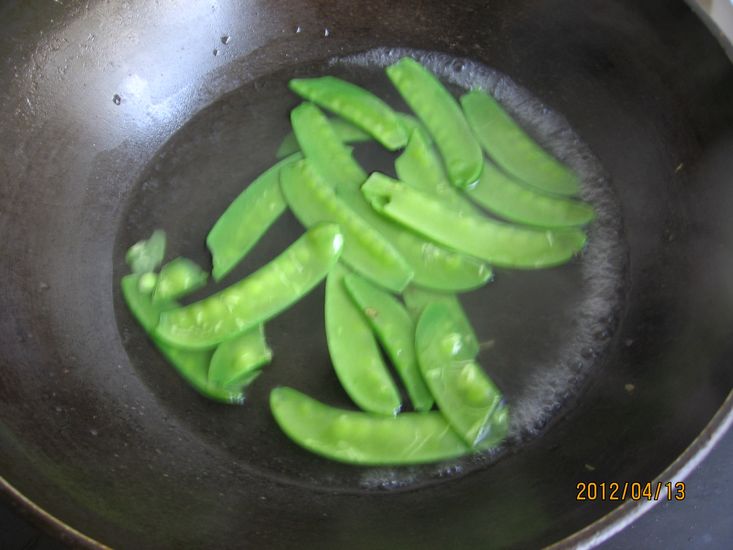 荷蘭豆炒杏胞菇的做法步驟：2