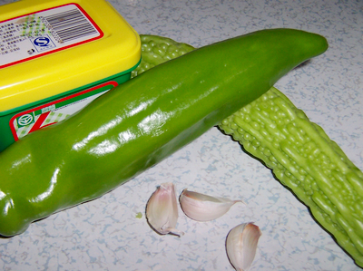 醬爆苦瓜尖椒的做法步驟：1