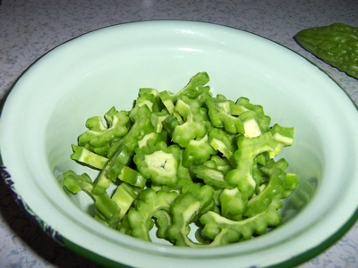 醬爆苦瓜尖椒的做法步驟：2