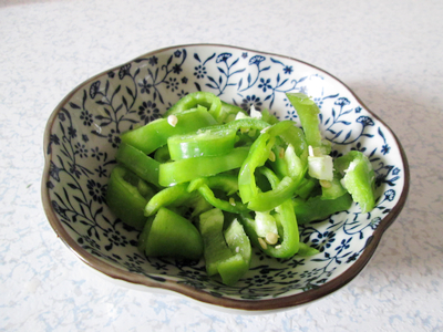 醬爆苦瓜尖椒的做法步驟：3