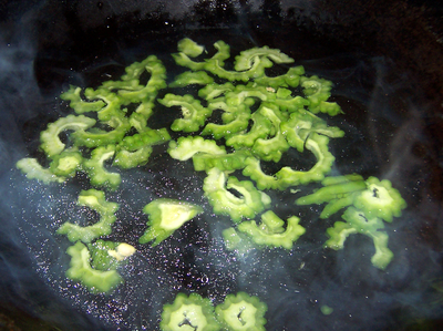 醬爆苦瓜尖椒的做法步驟：4