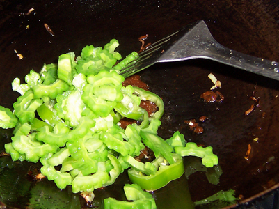 醬爆苦瓜尖椒的做法步驟：9