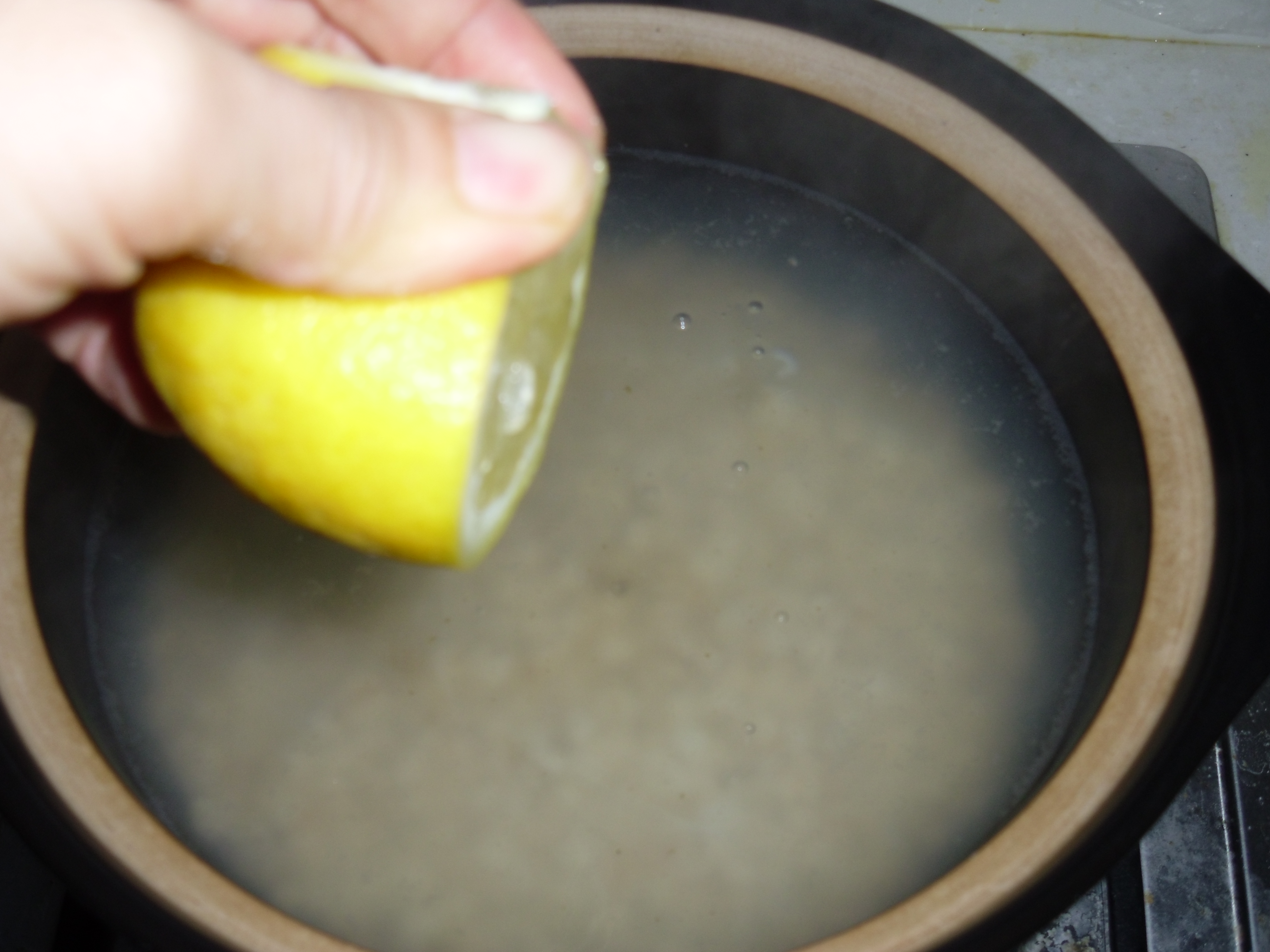 美白養顏的飲品——檸檬薏米水的做法步驟：4